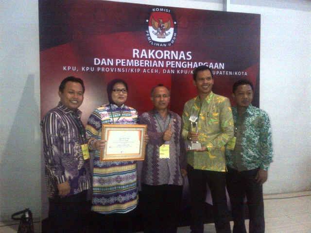 KPU KOTA BOGOR MENDAPATKAN PENGHARGAAN TRANPARANSI INFORMASI PEMILU TINGKAT NASIONAL