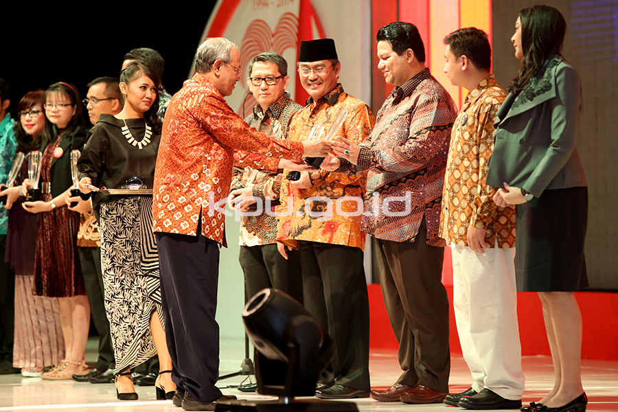  Ketua KPU Terima Penghargaan Ikon Pemilu 2014