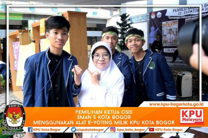 KPU KOTA BOGOR KEMBALI FASILITASI E-VOTING UNTUK PEMILIHAN KETUA OSIS DI SMA NEGERI 5 BOGOR