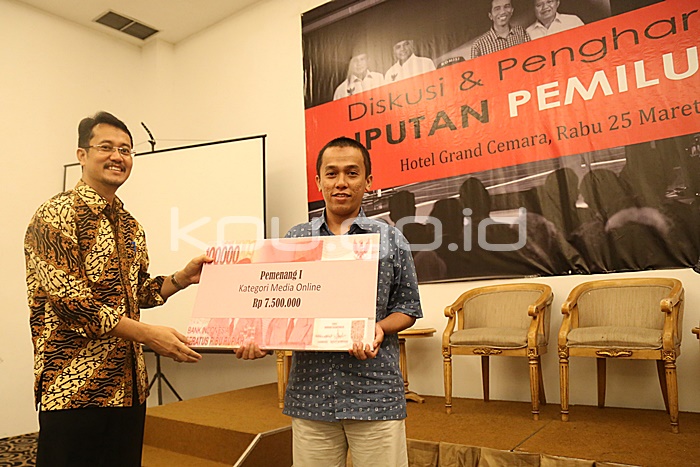 Menyerahkan Hadiah