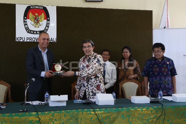 KPU Sampaikan Apresiasi Simbolis Kepada KPU Palestina