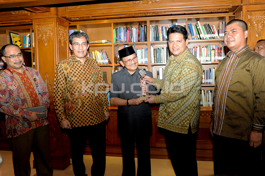 KPU Serahkan Penghargaan Lifetime Achievement kepada B.J. Habibie