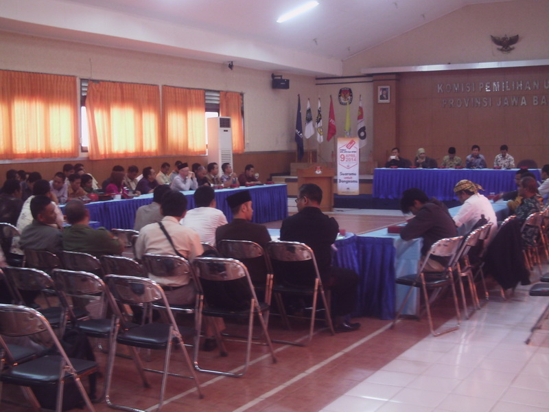 RAPAT PLENO TERBUKA REKAPITULASI PENYEMPURNAAN DPT PEMILU DPR, DPD, DAN DPRD TAHUN 2014 TINGKAT KPU PROVINSI JAWA BARAT