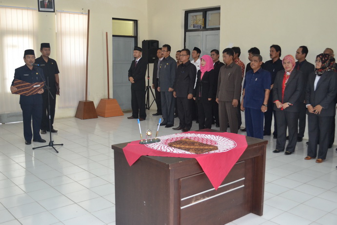 PELANTIKAN PEJABAT STRUKTURAL ESELON III DAN IV DI LINGKUNGAN SEKRETARIAT KPU KABUPATEN PANGANDARAN TAHUN 2015