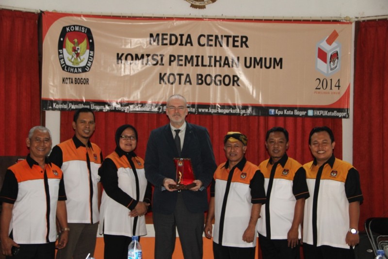 PAKAR PEMILU INTERNASIONAL DARI IRLANDIA KUNJUNGI KPU KOTA BOGOR