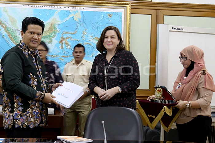 AEC Resmi Serahkan Program Bridge kepada KPU