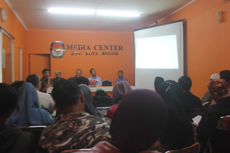 RAPAT KOORDINASI SEKALIGUS PERKENALAN KOMISIONER PERIODE 2013-2018 KEPADA RELAWAN DEMOKRASI