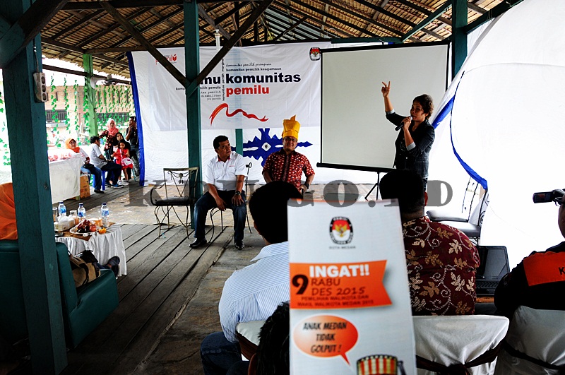 Antara Relawan demokrasi dan tarik Becak.
