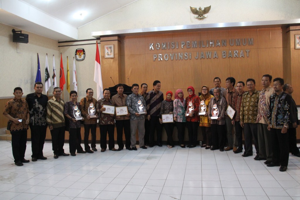 PENYAMPAIAN PENGHARGAAN BAGI INSTANSI YANG BERJASA DALAM PENYELENGGARAAN PEMILU TAHUN 2014 DAN PENGHARGAAN BAGI KPU KABUPATEN/KOTA BERPRESTASI TAHUN 2014