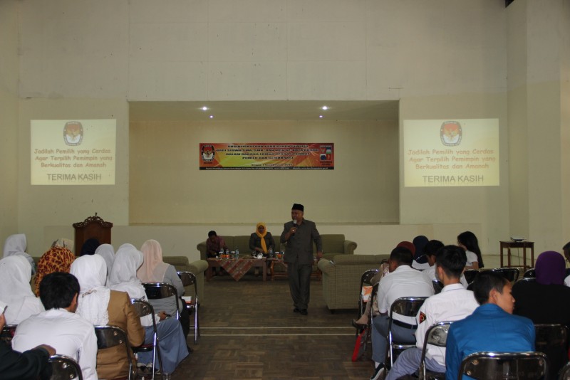 SOSIALISASI DAN PENDIDIKAN PEMILIH PEMULA DALAM RANGKA LOMBA CERAS CERMAT